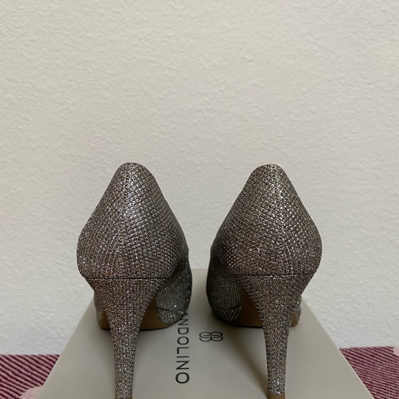 BANDOLINO Womens Rainaa Gold Peep-Toe Heels - Picture 5 of 5